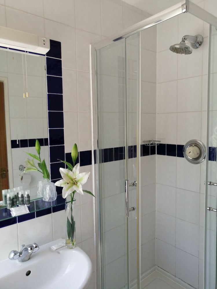 Фото The Tudor Hotel