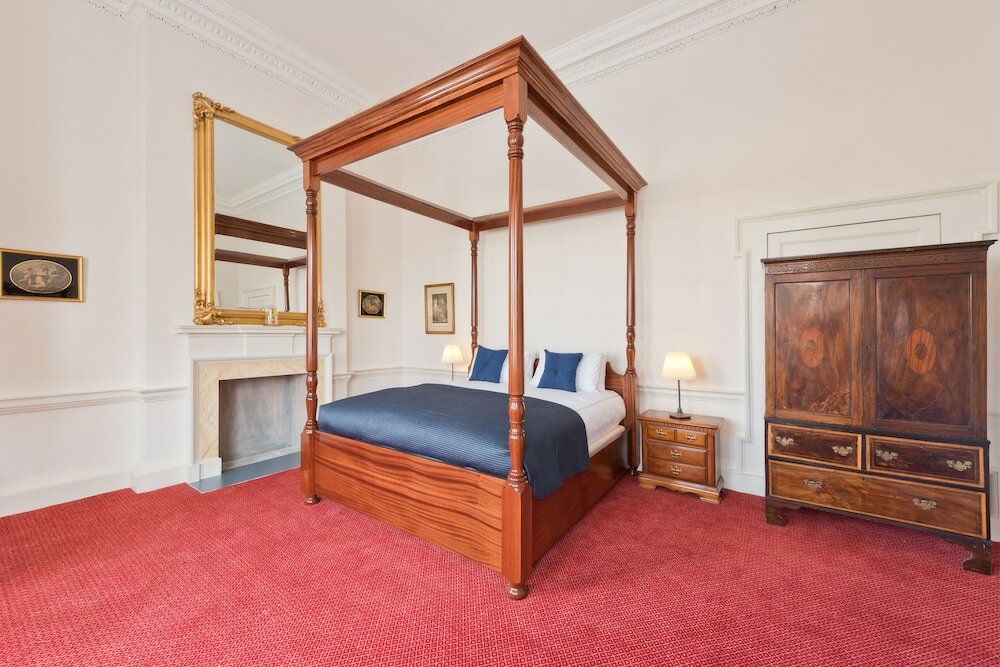 Фото Henrietta Suites City Centre