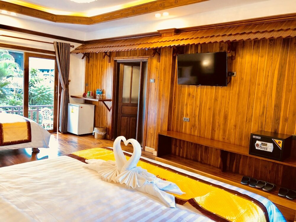 Фото Merry Riverside Hotel