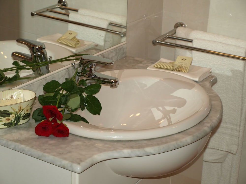 Фото Hotel Karol