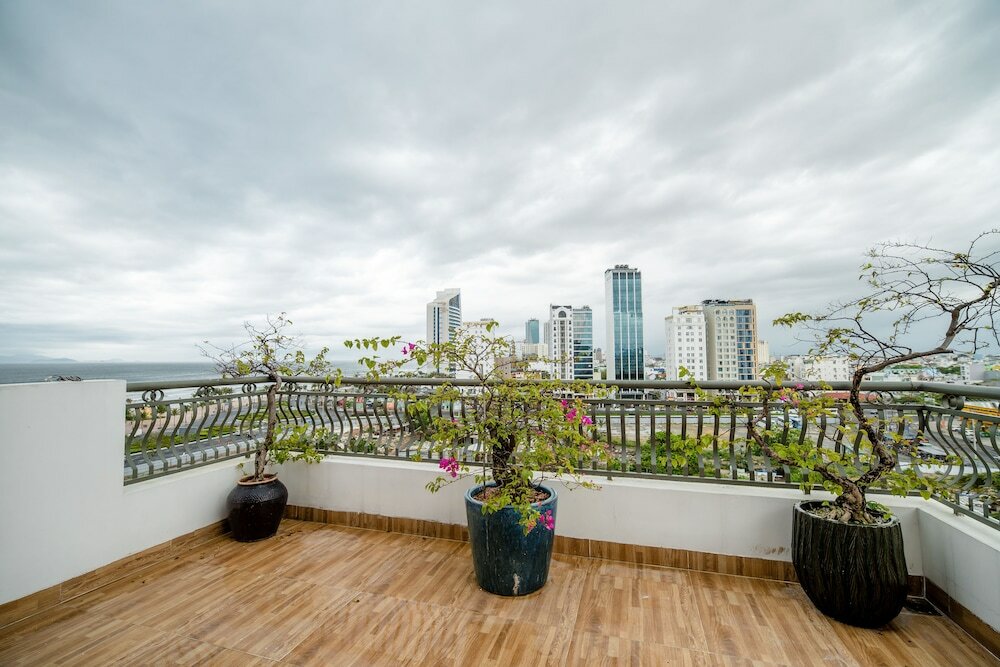 Фото La Lune Hotel