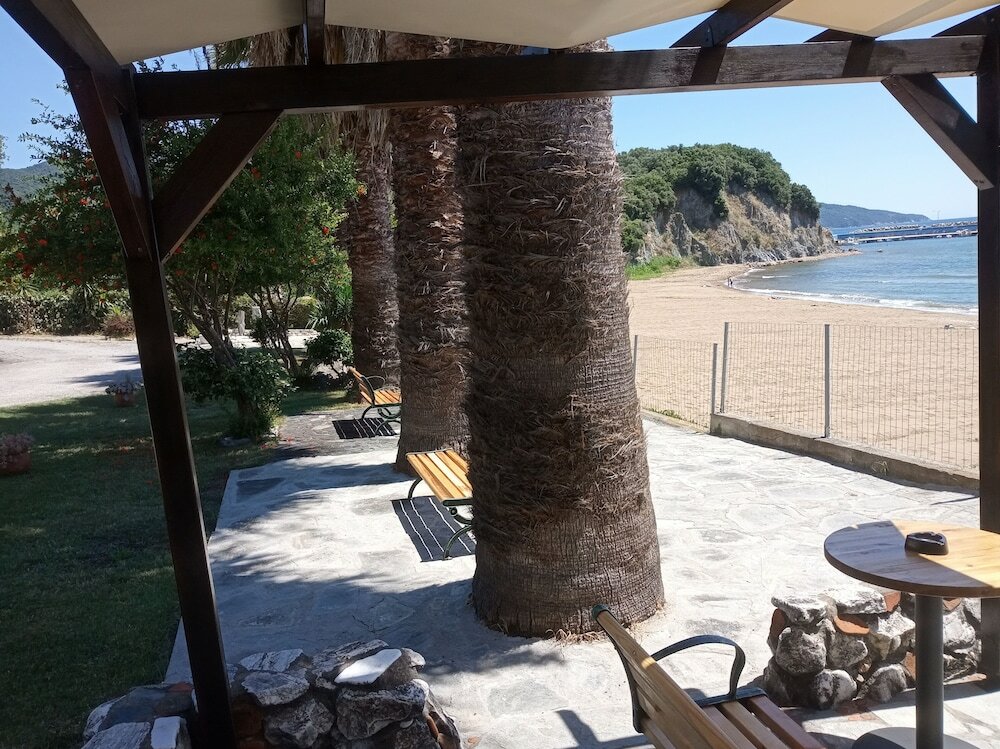 Фото Pension Karvounoskala