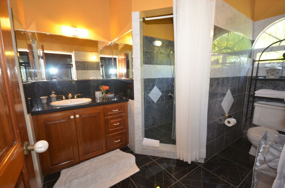 Фото Summerhill, 8br by Jamaican Treasures