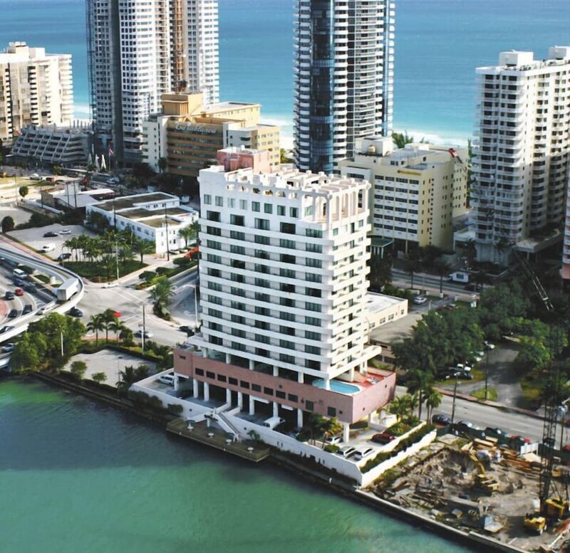 Гостиница Kitchenette & Valet Parking With a Balcony in Miami Beach в Майами-Бич