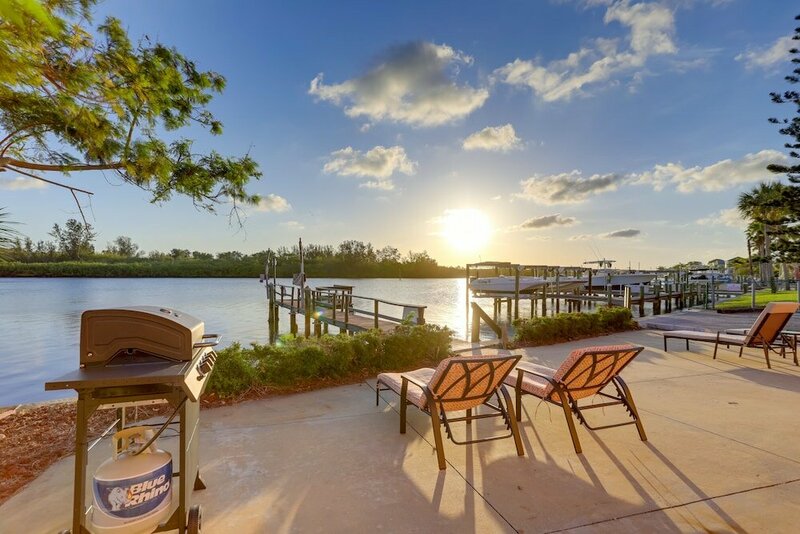 Гостиница Pet-friendly Redington Shores Condo w Dock! в Сент-Питерсберге