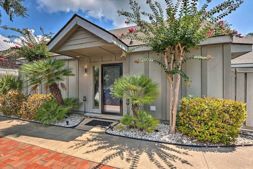 Гостиница Coastal Resort Beach Villa - Short Walk to Shore! в Хилтон-Хед-Айленд