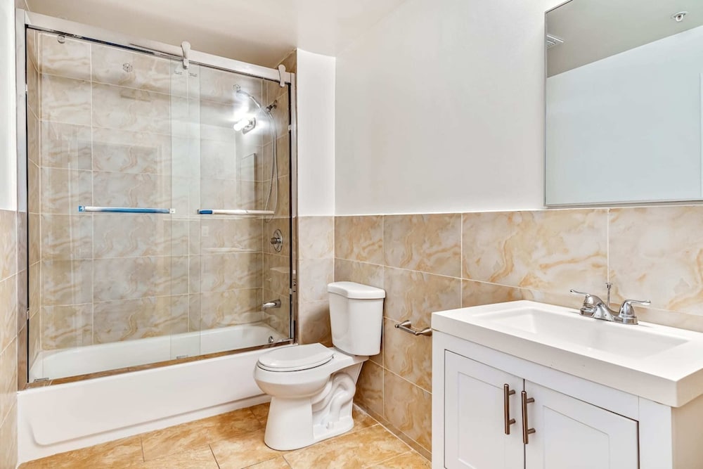 Фото Cozy and Stylish 2bd Apt With Great Location!