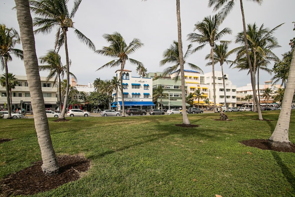 Фото 2Bed 2Bath with Patio on 11 Collins ave