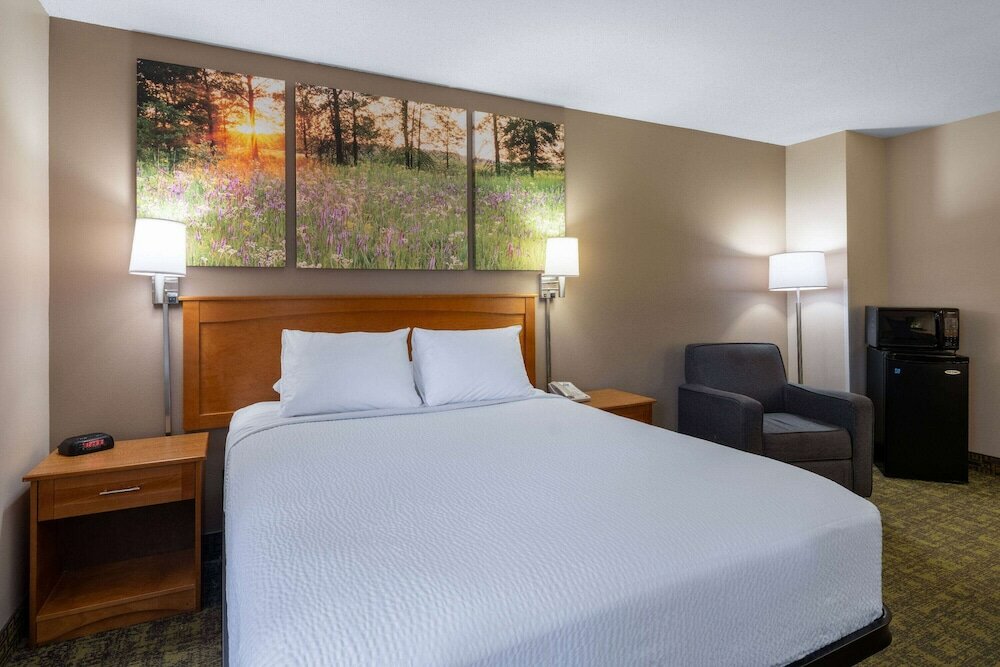 Фото Days Inn & Suites by Wyndham Madison