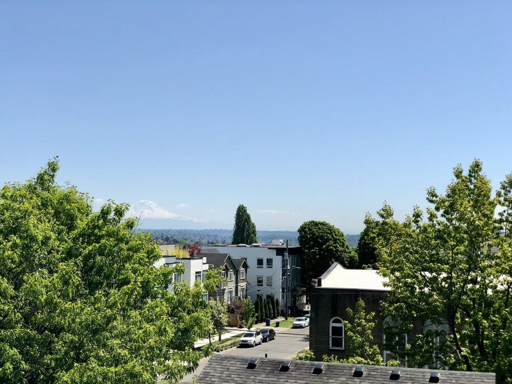 Фото Modern Home with Rooftop Oasis