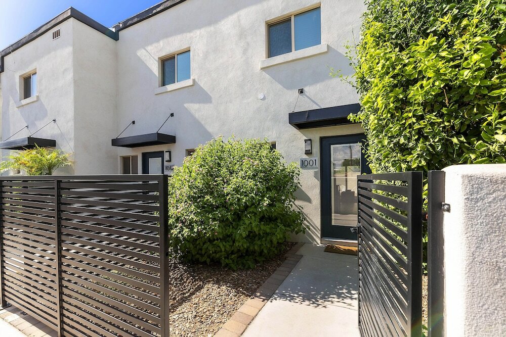 Фото Loren at The Sophia Heated Pool Gym