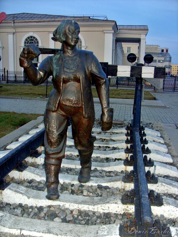 Genre sculpture Шпалоукладчица, Yekaterinburg, photo