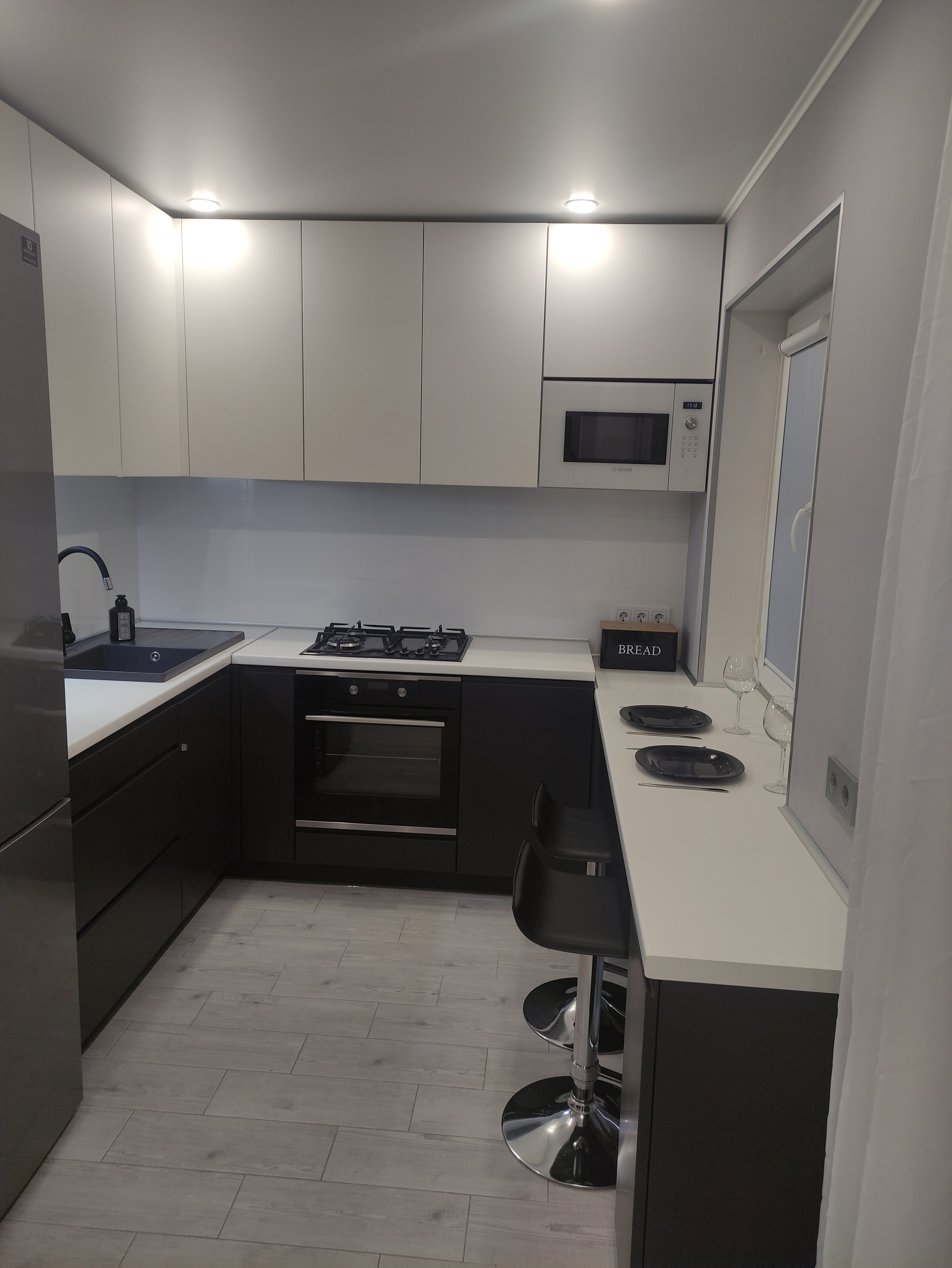 Фото Двухкомнатная квартира у площади