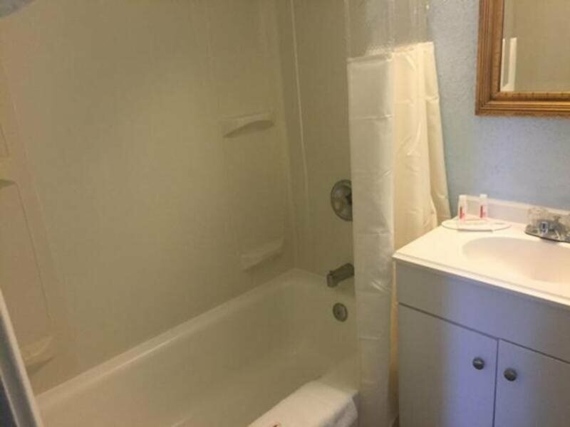 Фото Days Inn by Wyndham Cleveland Lakewood