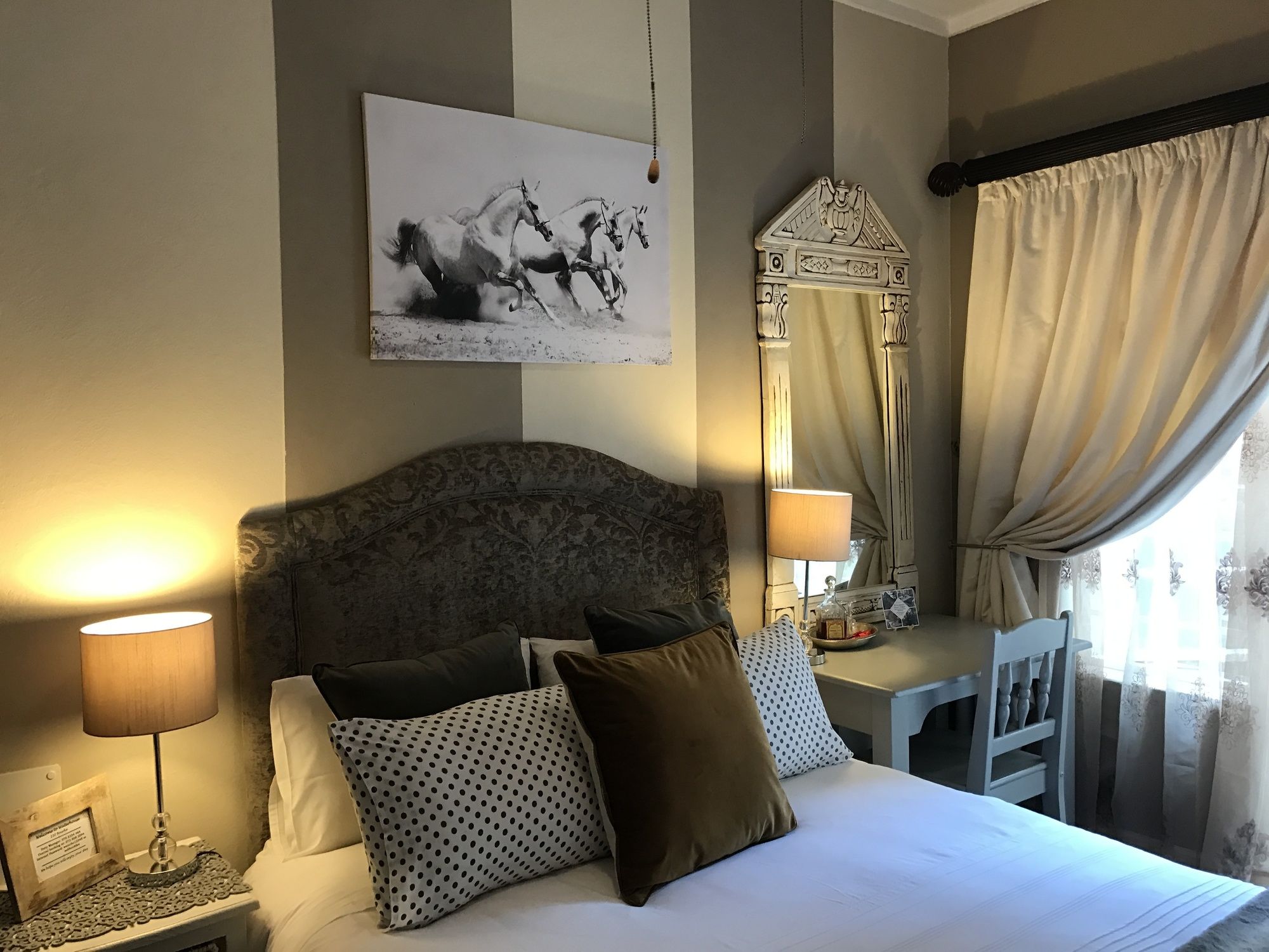 Фото Waterhouse Guest Lodges: 236/230 Bourke Street