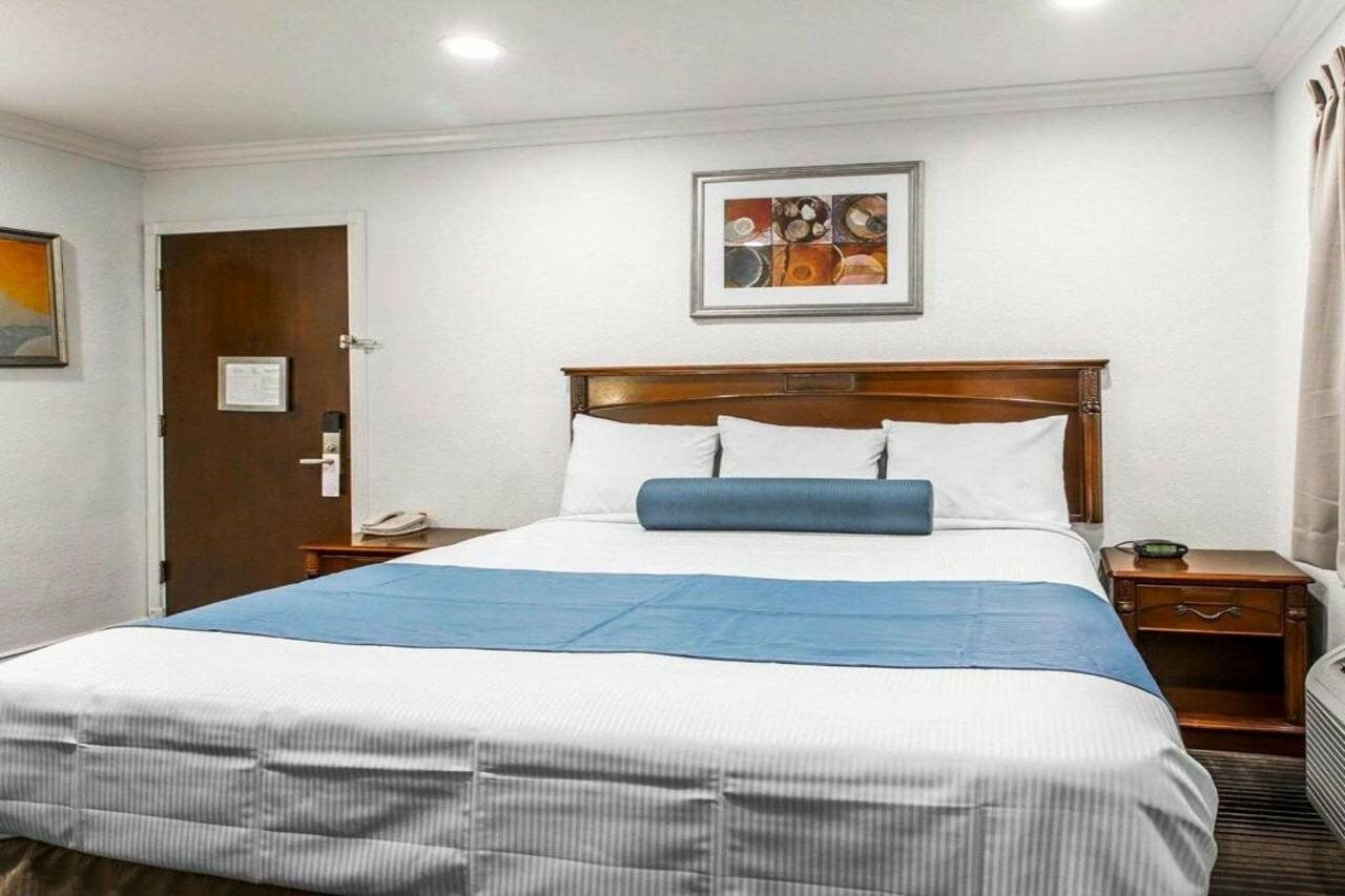 Фото Rodeway Inn & Suites Pacific Coast Highway