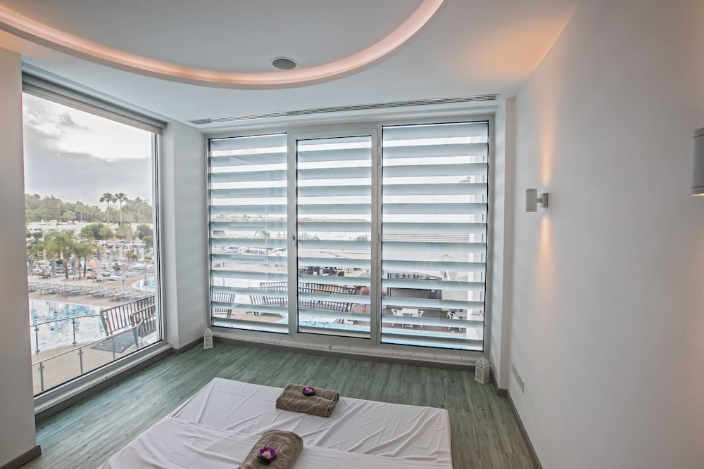 Фото Vassos Nissi Plage Hotel & SPA
