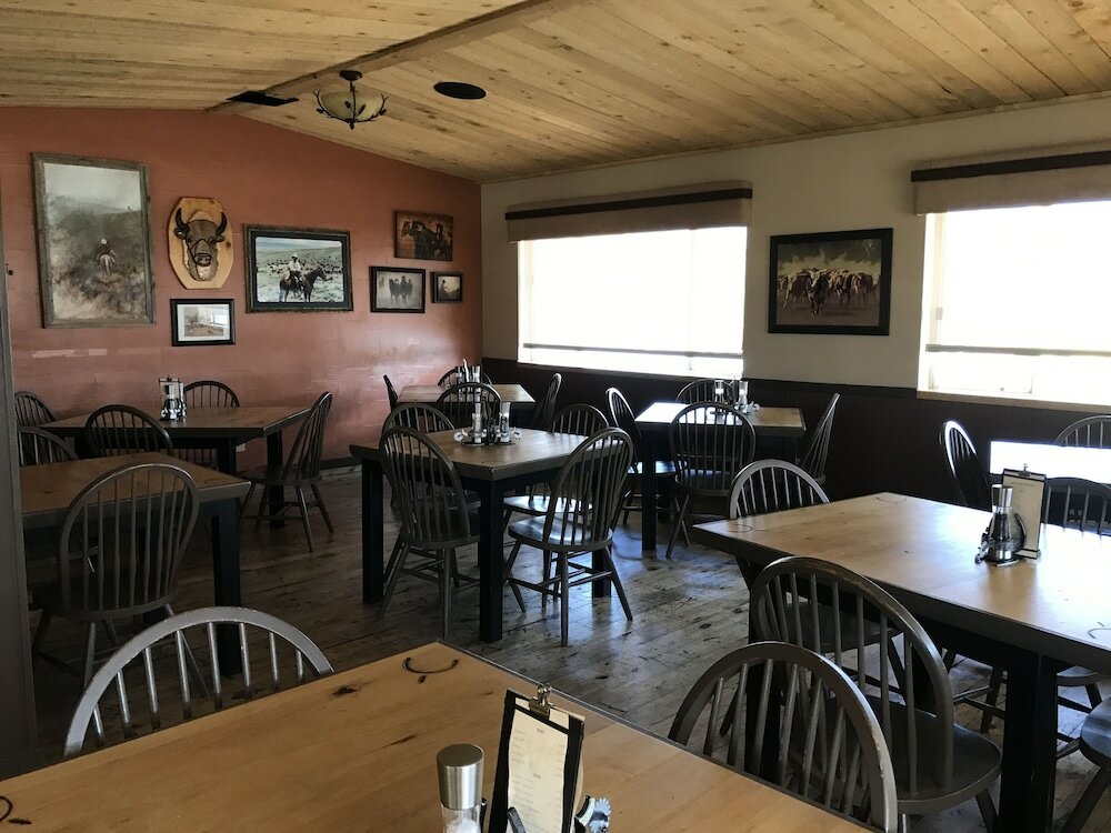 Фото Broken Spur Inn & Steakhouse