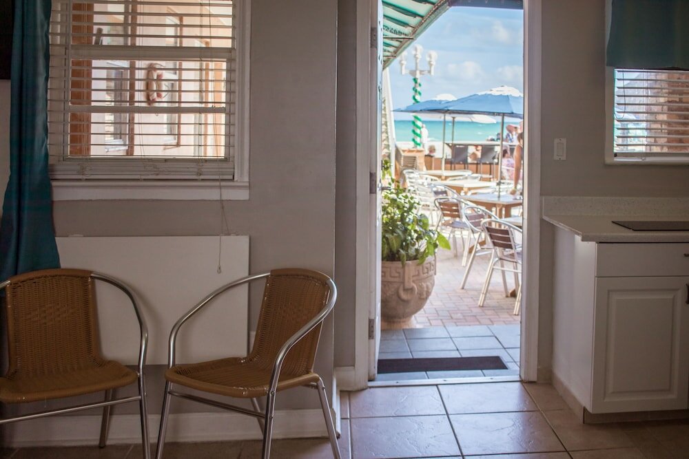 Фото Riptide Oceanfront Hotel