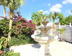 Гостиница The Colony Club Inn & Suites