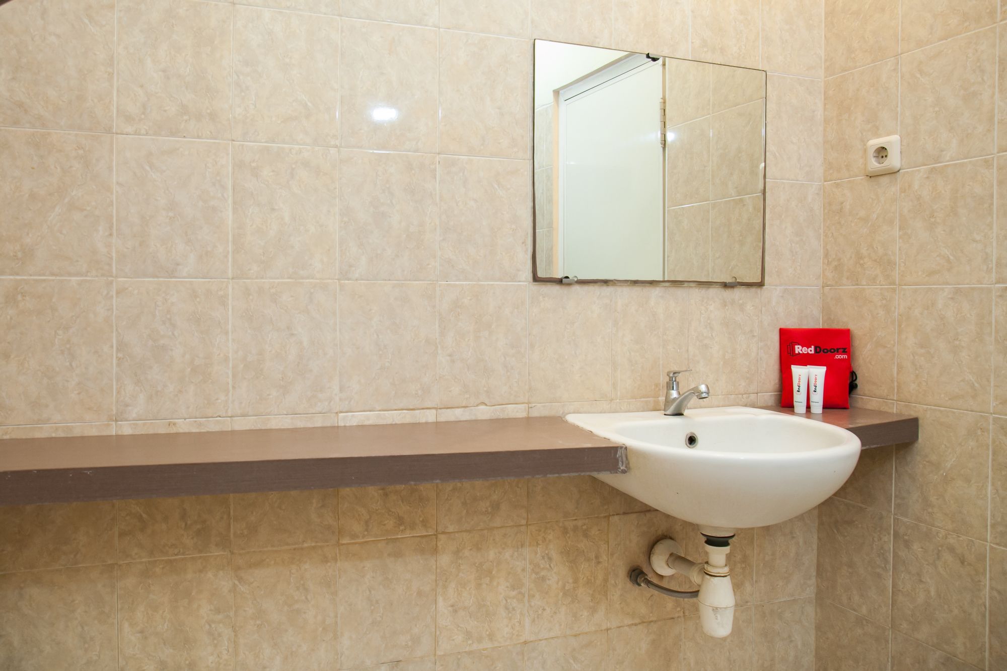 Фото RedDoorz near Gubeng Station