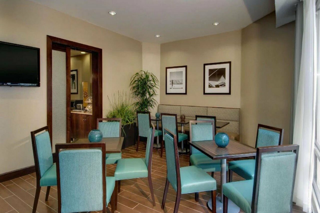 Фото Hampton Inn & Suites Milwaukee Downtown