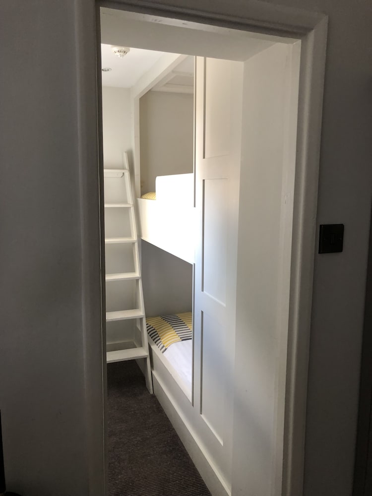 Фото Royal Wells Hotel