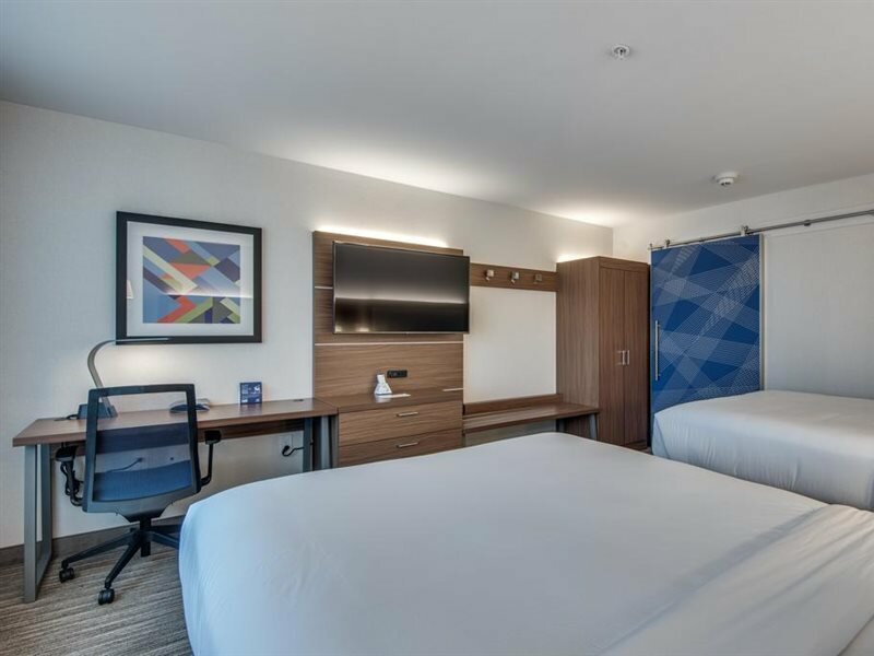 Фото Holiday Inn Express & Suites Dallas North - Addison, an Ihg Hotel