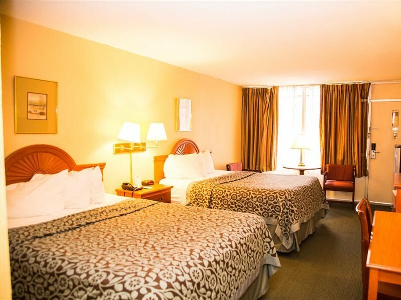 Фото Days Inn by Wyndham Alexandria South