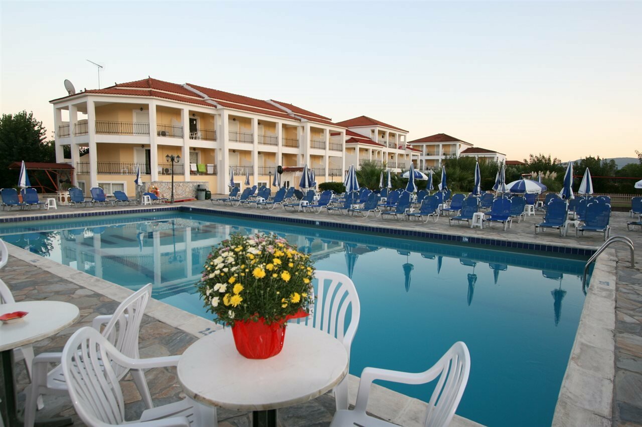 Фото Village Inn Studios & Family Apartments