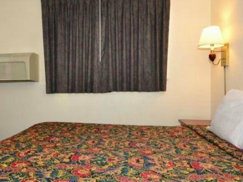 Фото Days Inn by Wyndham Ontario Airport