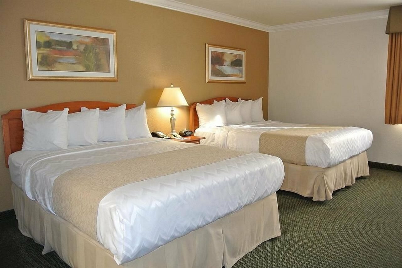 Фото Best Western Town & Country Lodge