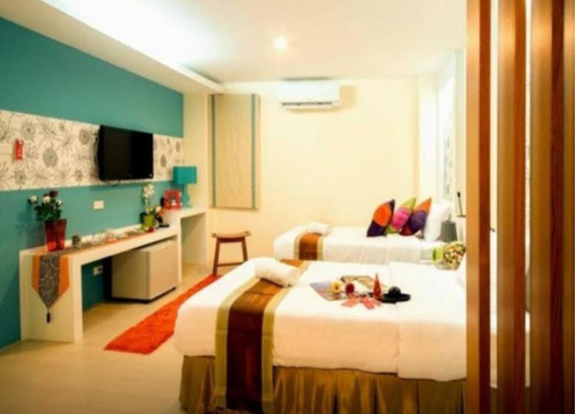 Фото The Konnect Hotel