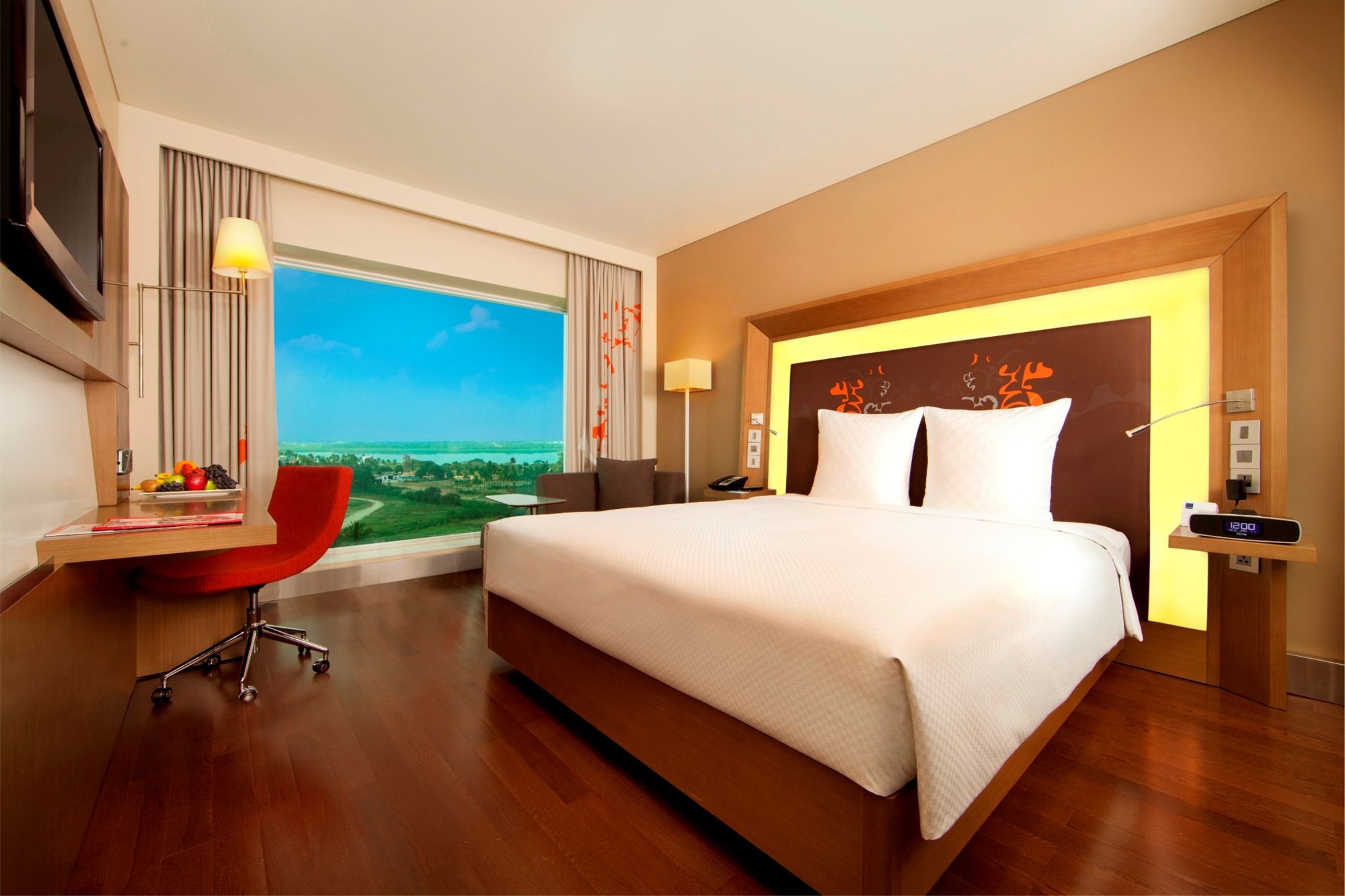 Фото Novotel Bengaluru Outer Ring Road