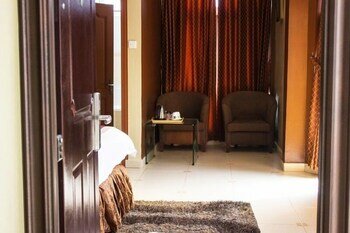 Фото Airport West Hotel