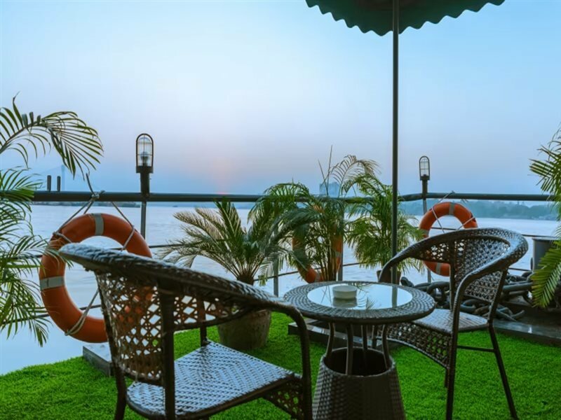 Фото Polo Floatel Kolkata