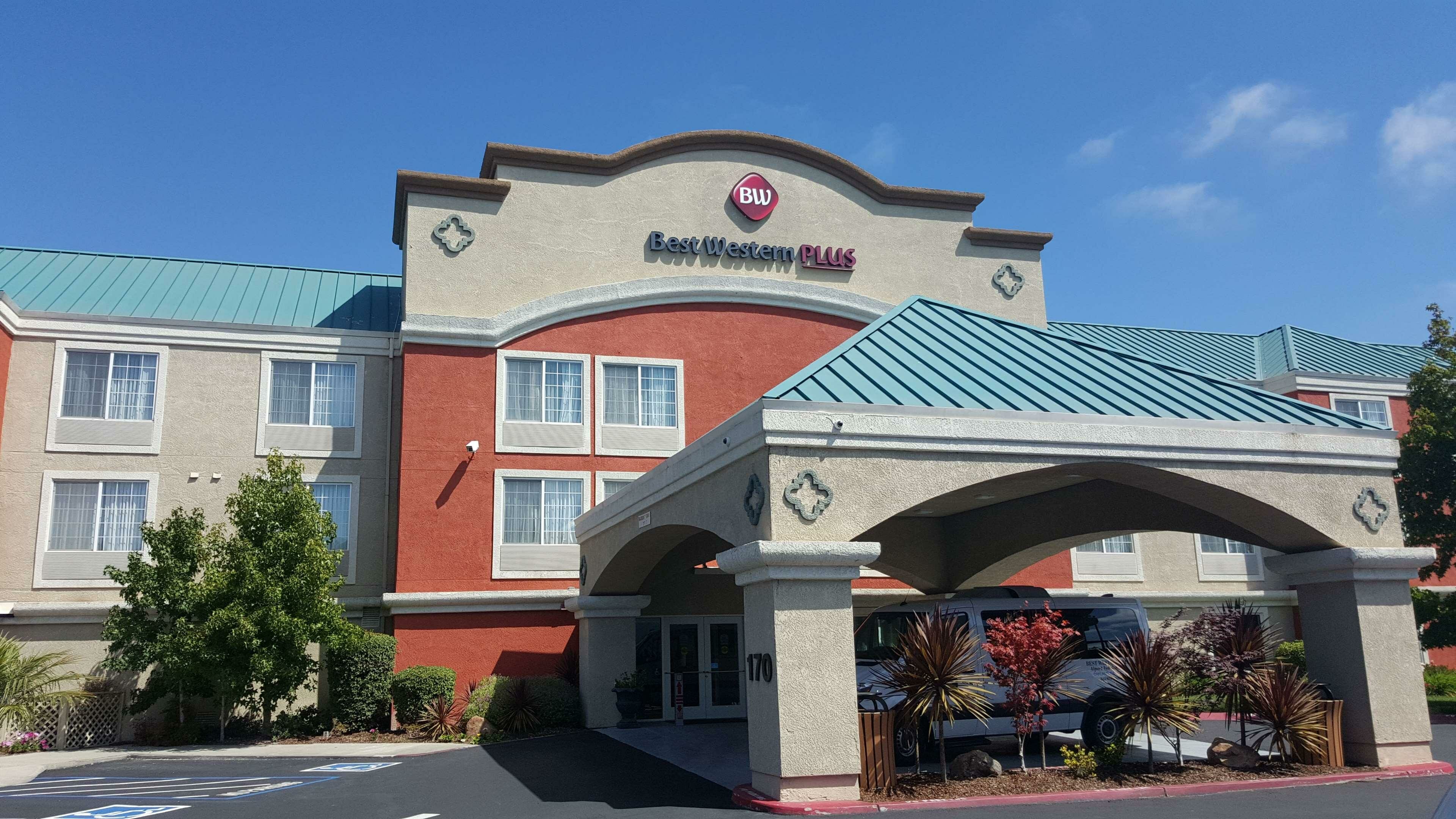 Фото Best Western Plus Airport Inn & Suites