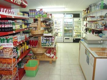 Фото Sandy's Studios Apartments & Log Villas