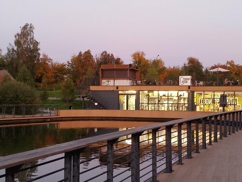 Men bir qiz bilan tanishdim va rus tilida jinsiy aloqada boldim.