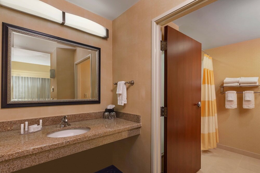Фото Courtyard by Marriott Harrisburg Hershey