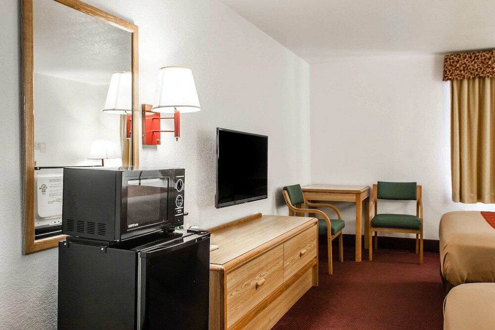 Фото Econo Lodge Truman Inn