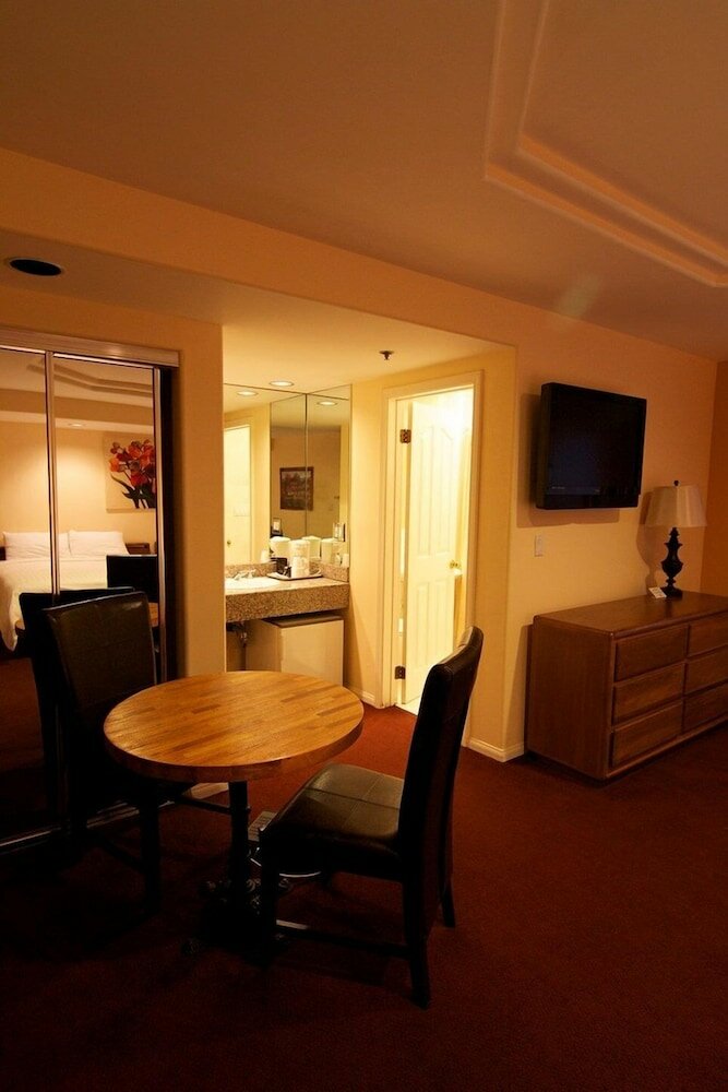 Фото Wilshire Crest Hotel