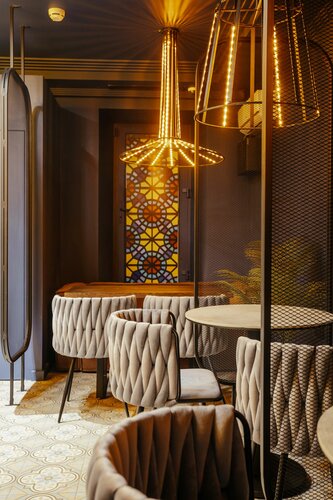 Сиськи татуировкасы бар балапан