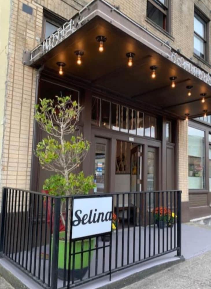 Фото Selina Commodore Astoria