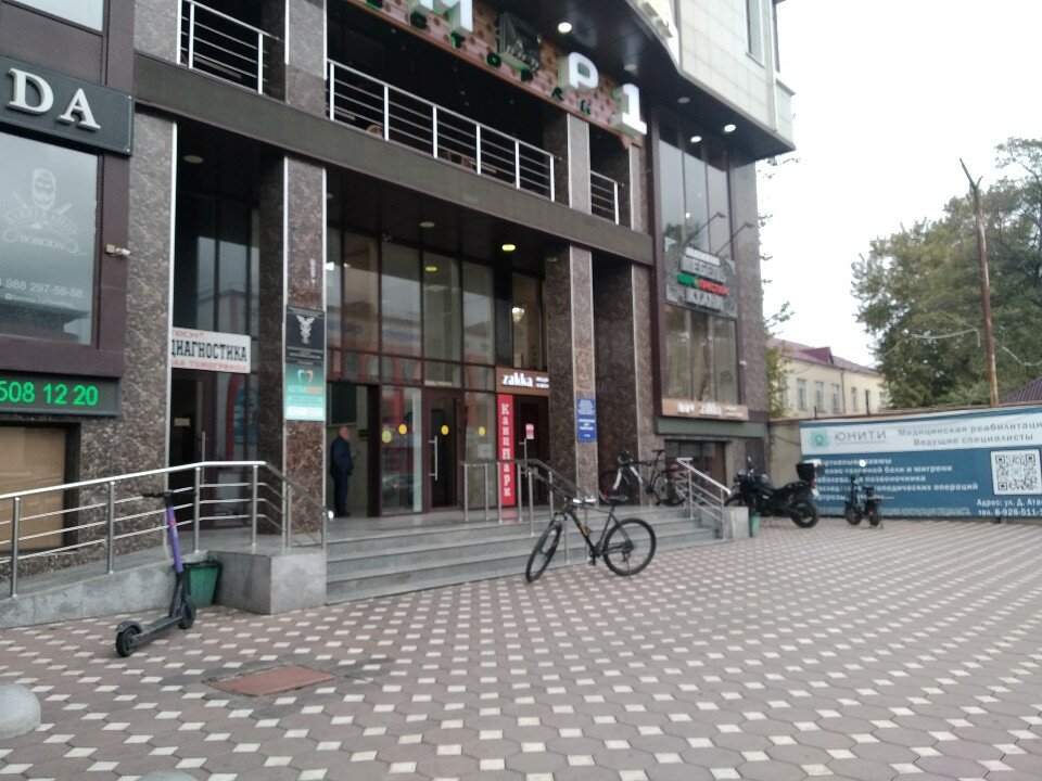 Жалаңаш еркектерді байлаған