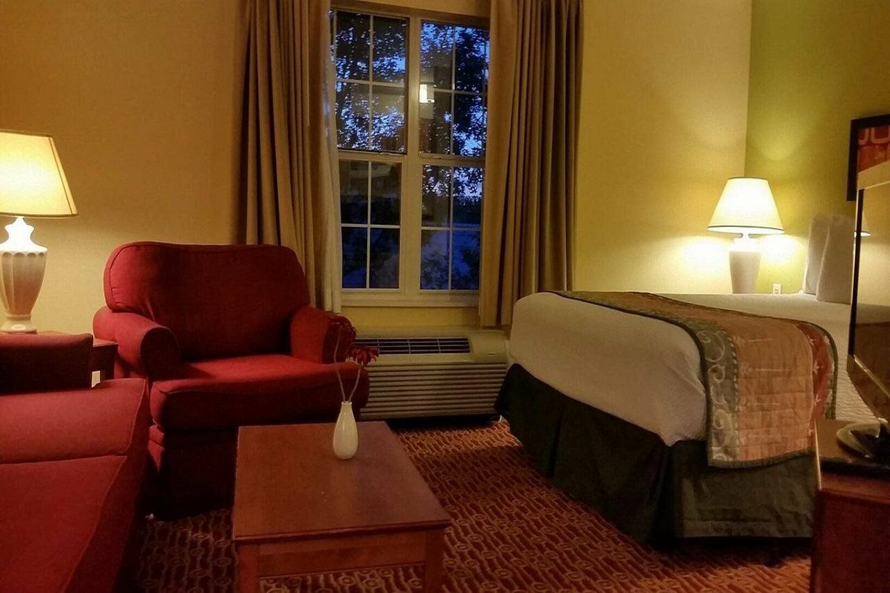 Фото HomeTowne Studios & Suites by Red Roof Columbia