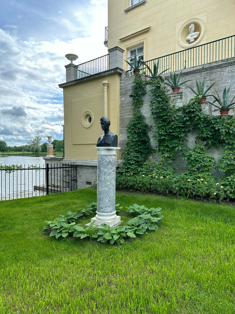 Monument, memorial Бюст архитектора А.И. Штакеншнейдера, Peterhof, photo