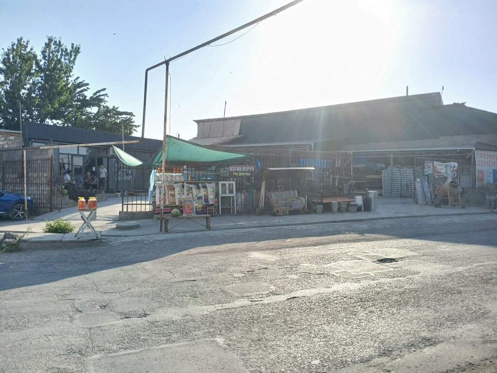 Household goods wholesale Hardware Store, Osh, photo