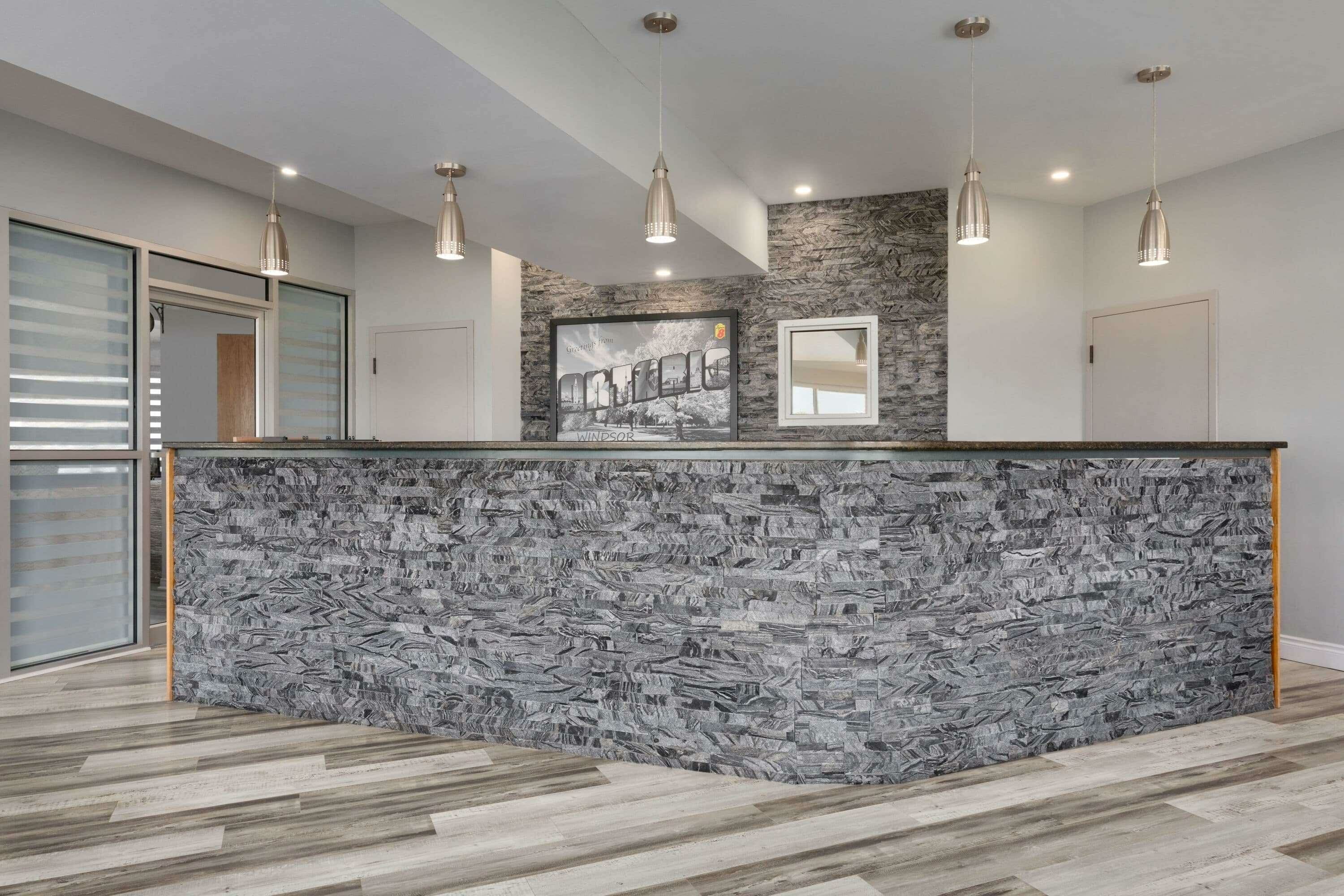 Фото Super 8 by Wyndham Ambassador Bridge Windsor On