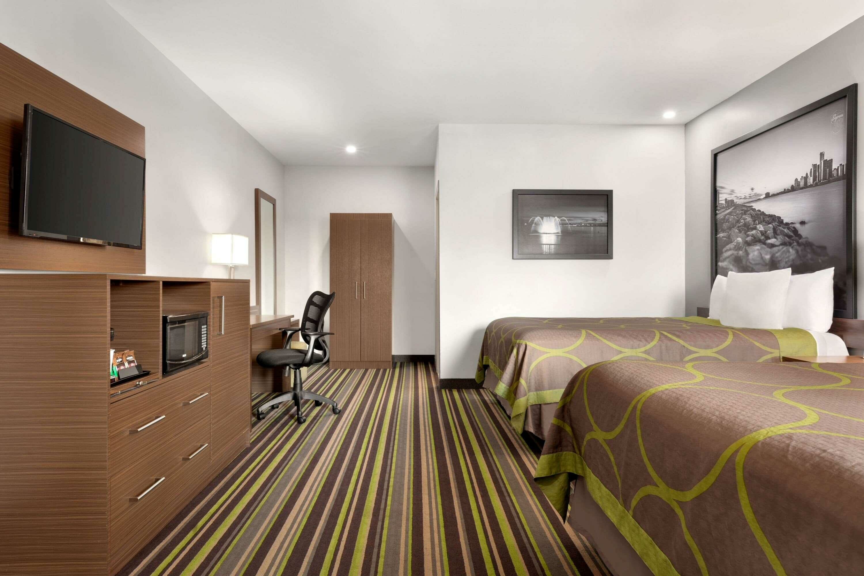 Фото Super 8 by Wyndham Ambassador Bridge Windsor On